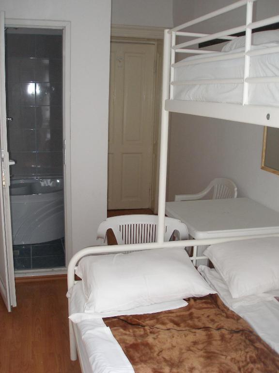 Kretan Hostel Bucureşti Phòng bức ảnh