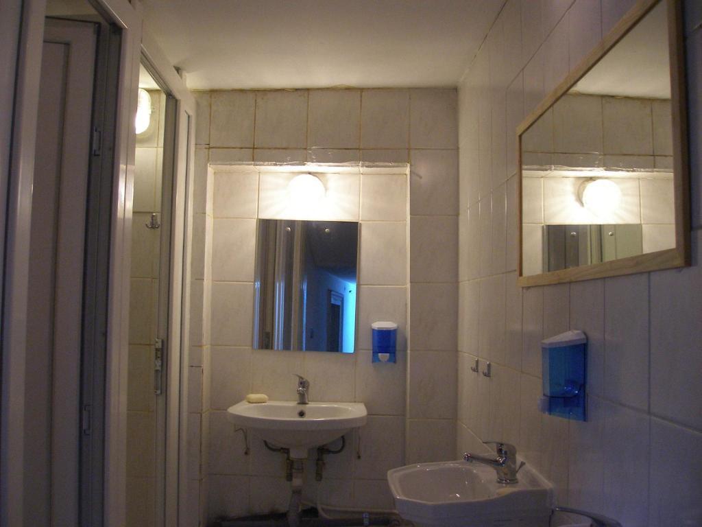 Kretan Hostel Bucureşti Ngoại thất bức ảnh