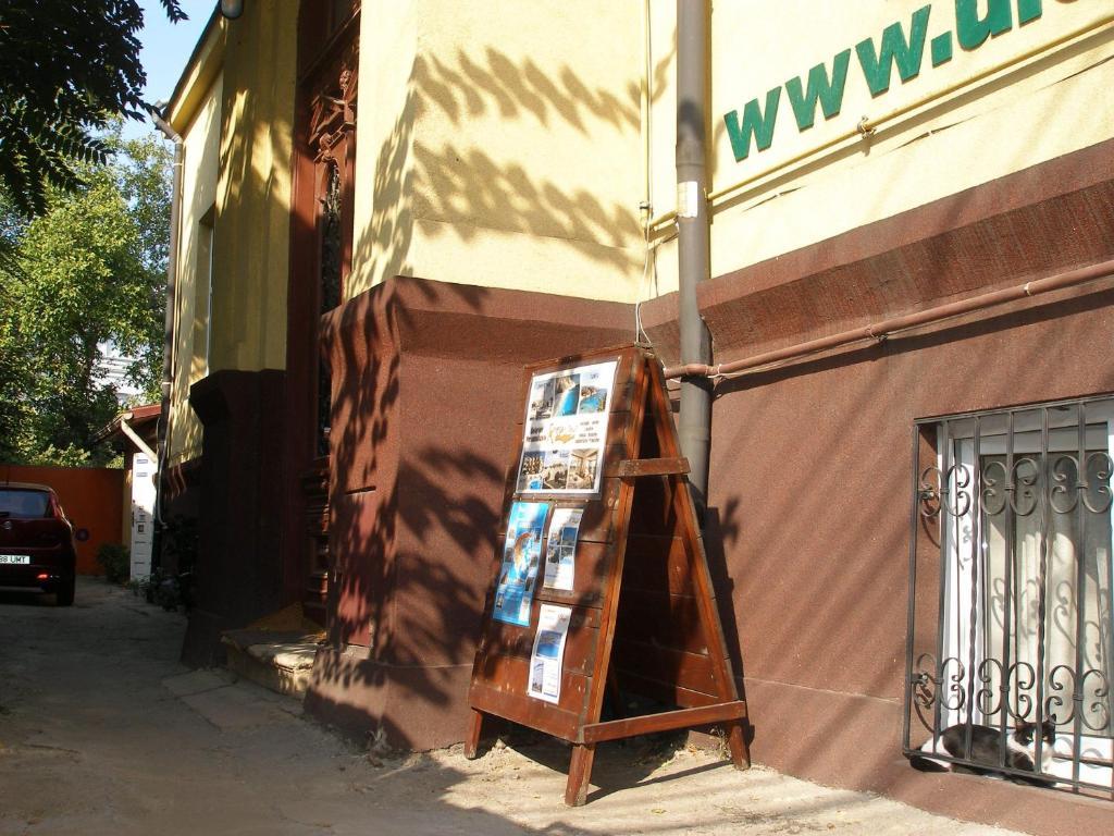 Kretan Hostel Bucureşti Ngoại thất bức ảnh