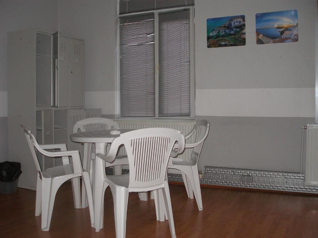 Kretan Hostel Bucureşti Ngoại thất bức ảnh